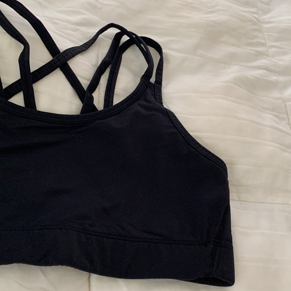 GapFit Cross-Strap Sports Bra - Picture 2 of 4